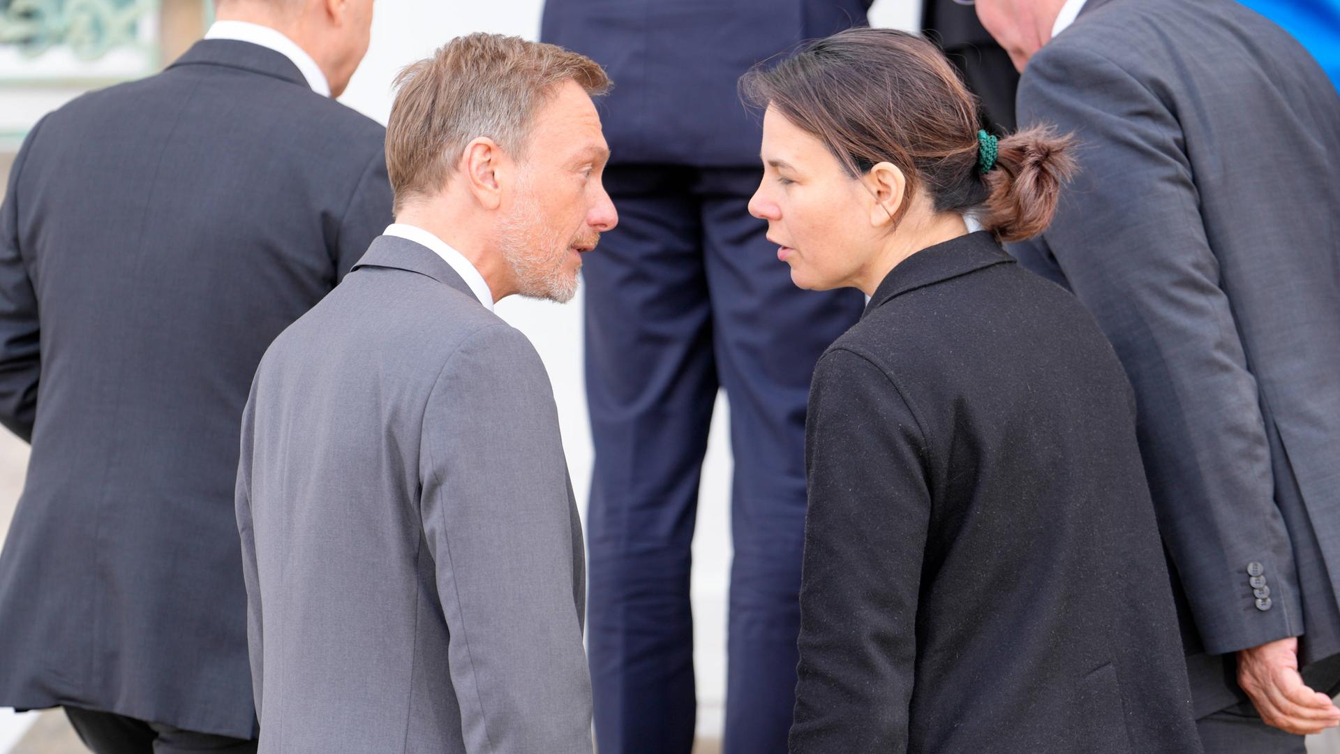 Finanzminister Lindner und Außenministerin Baerbock laufen nebeneinander her und machen genervte Gesichter.