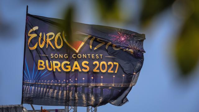 Eine ESC-Fahne weht im Hafen der Stadt Burgas in Bulgarien. Dort findet 2027 der Eurovision Song Contest statt. Im Hintergrund sieht man das Meer.