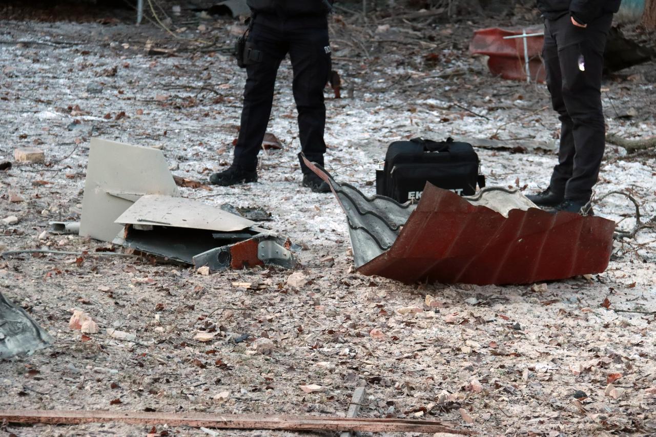 Das Foto zeigt Trümmerteile einer abgeschossenen Kamikaze-Drohne im Schewtschenkiwski-Bezirk von Kiew.
