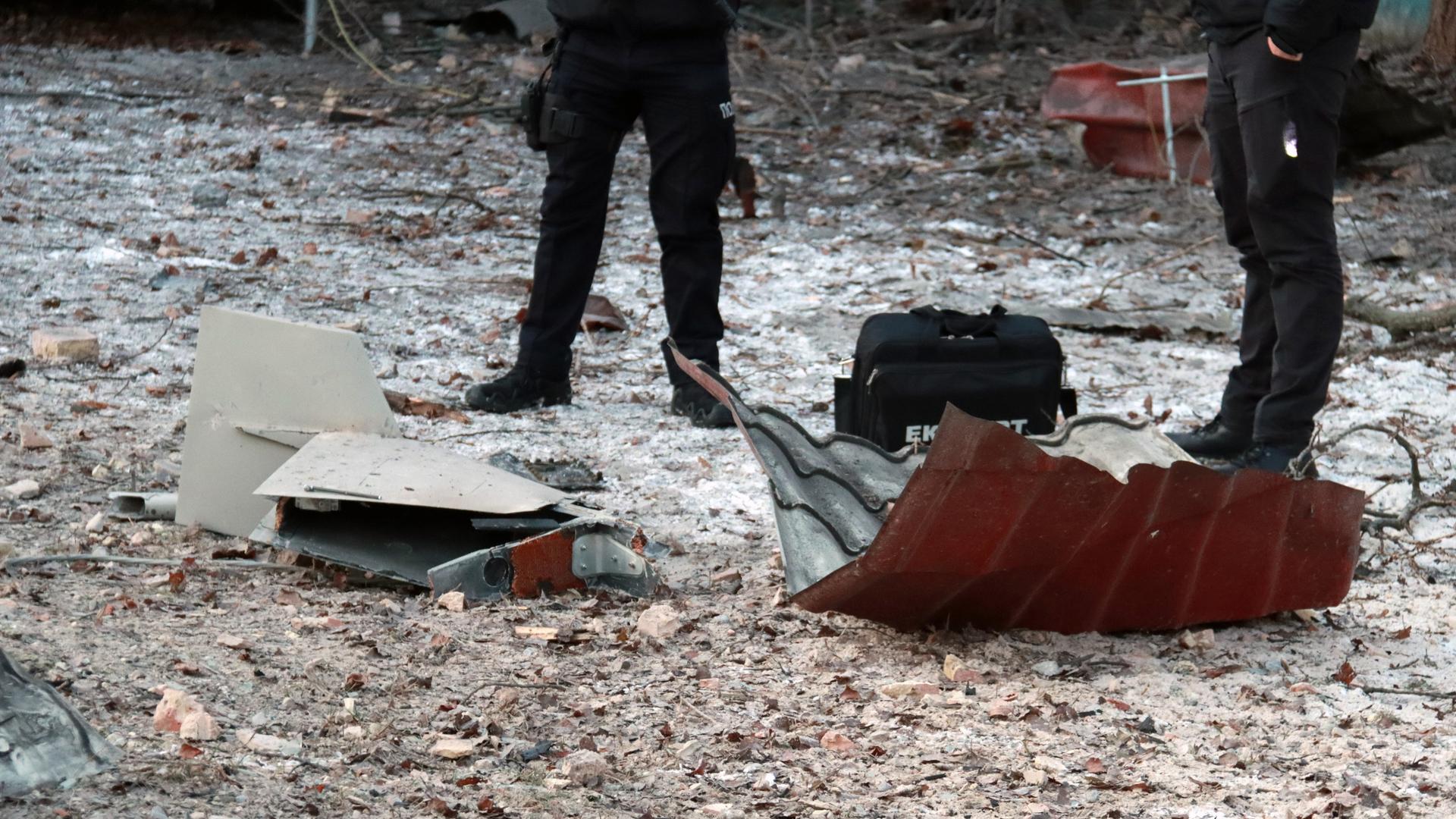 Das Foto zeigt Trümmerteile einer abgeschossenen Kamikaze-Drohne im Schewtschenkiwski-Bezirk von Kiew.