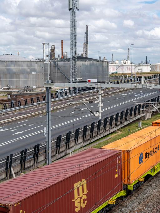 Ein Güterzug fährt in Rotterdam 