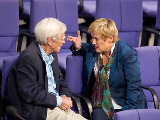 vl: Hans-Christian Ströbele im Gespräch mit Renate Künast im Bundestag. 