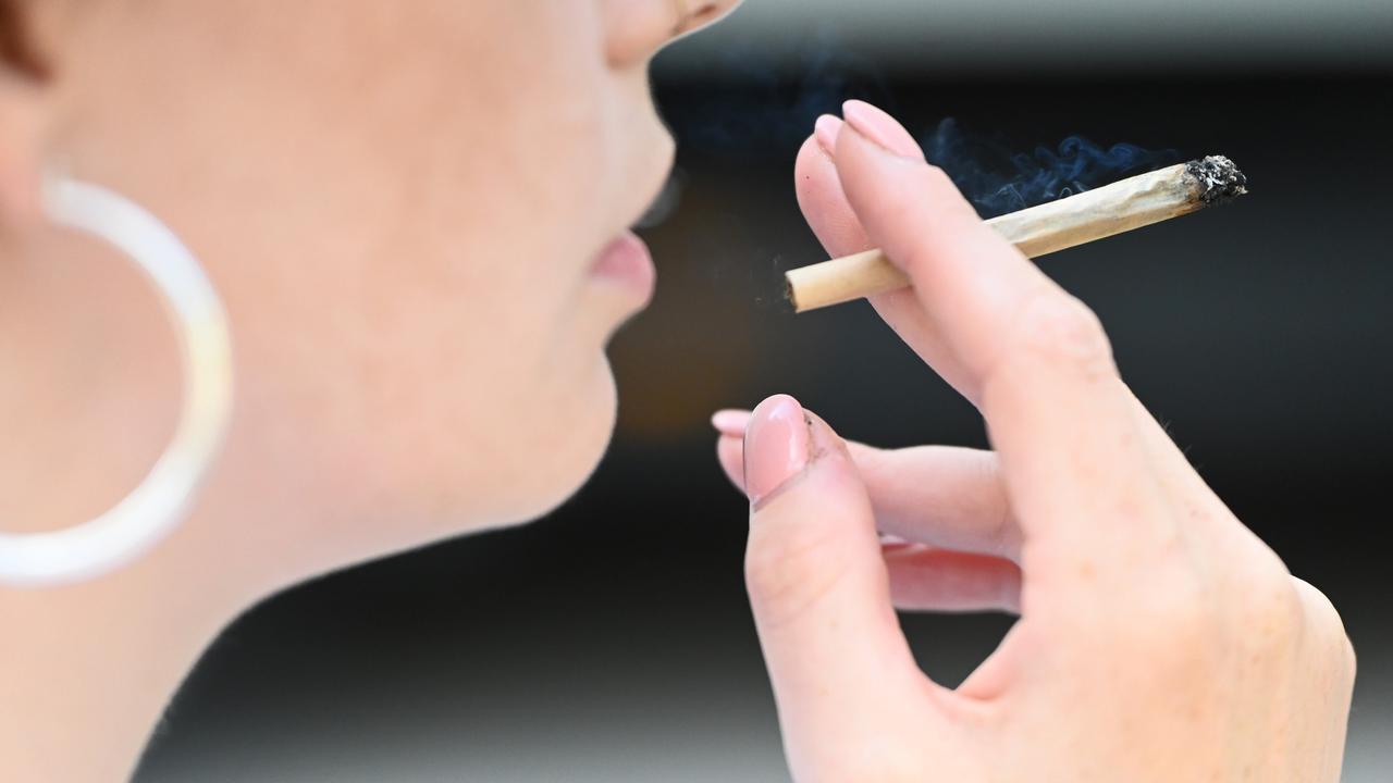 Eine Frau raucht einen Joint.