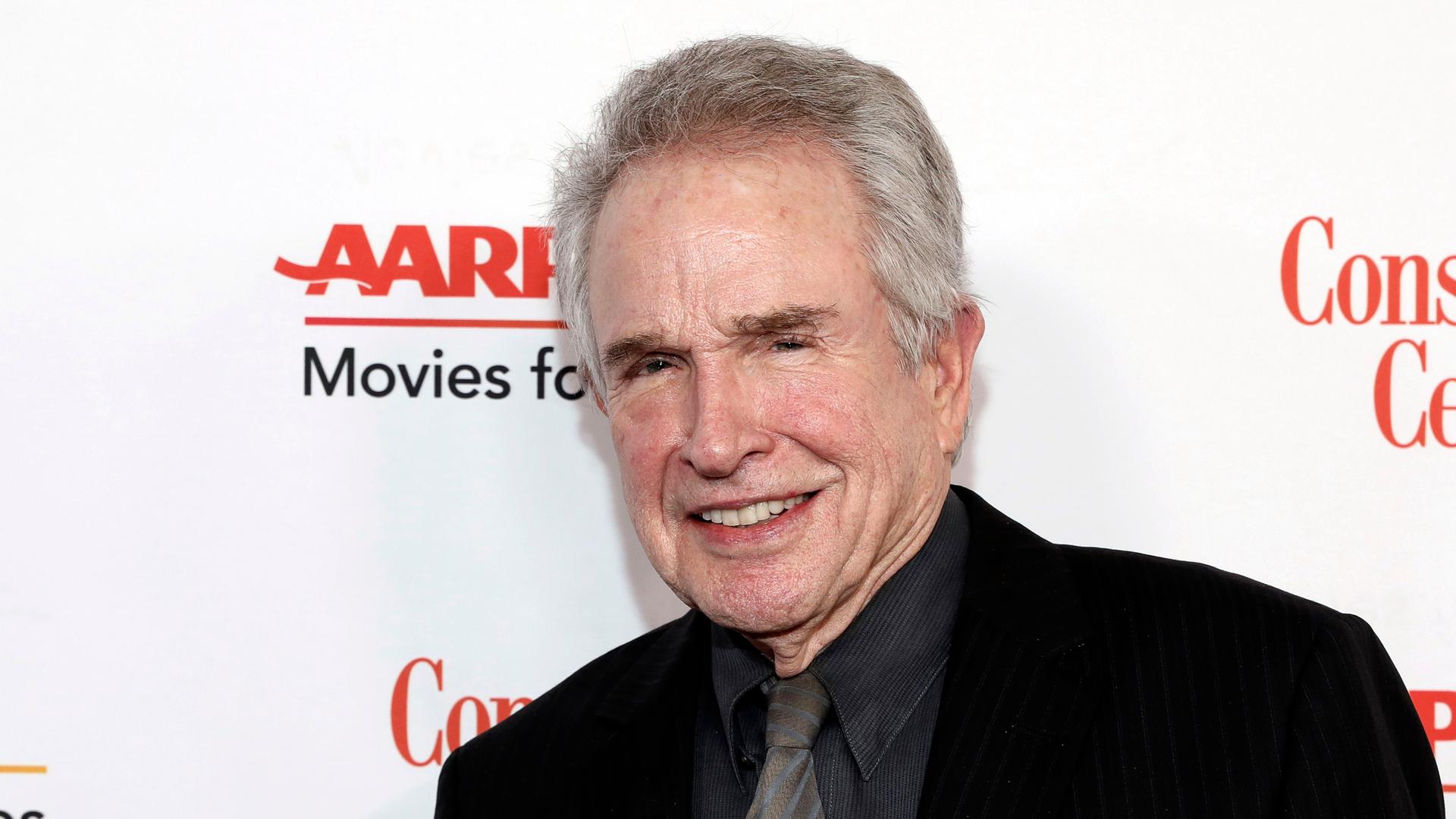 Warren Beatty vor einer Fotowand bei einer Preisverleihung