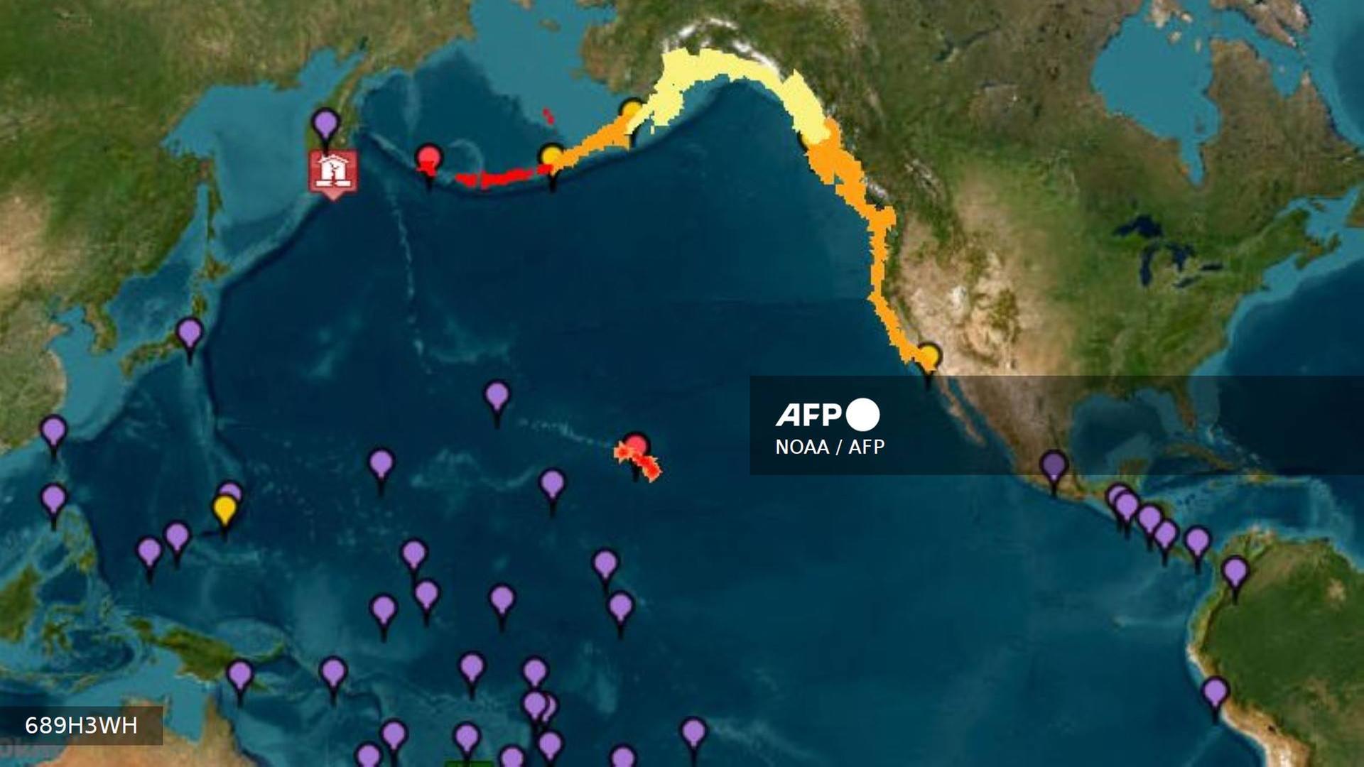 Das Bild zeigt aus größere Höhe einen Meeres-Abschnit mit den Küsten mehrerer Länder. Unterschiedliche Farben signalisieren unterschiedliche Warnstufen vor Tsunamis.