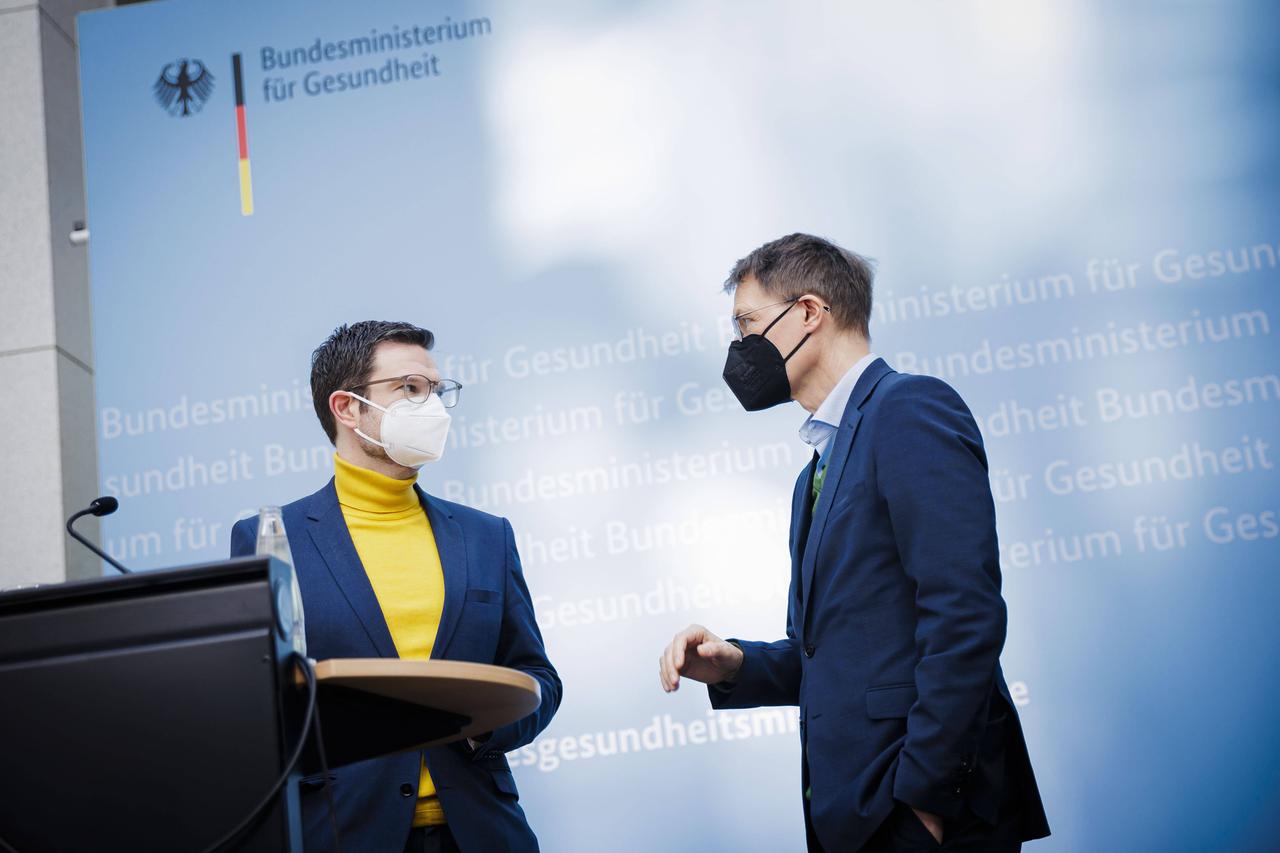 Bundesgesundheitsminister Karl Lauterbach (SPD), und Bundesjustizminister Marco Buschmann (FDP, links) bei der gemeinsame Pressekonferenz zur Novelle des Infektionsschutzgesetzes