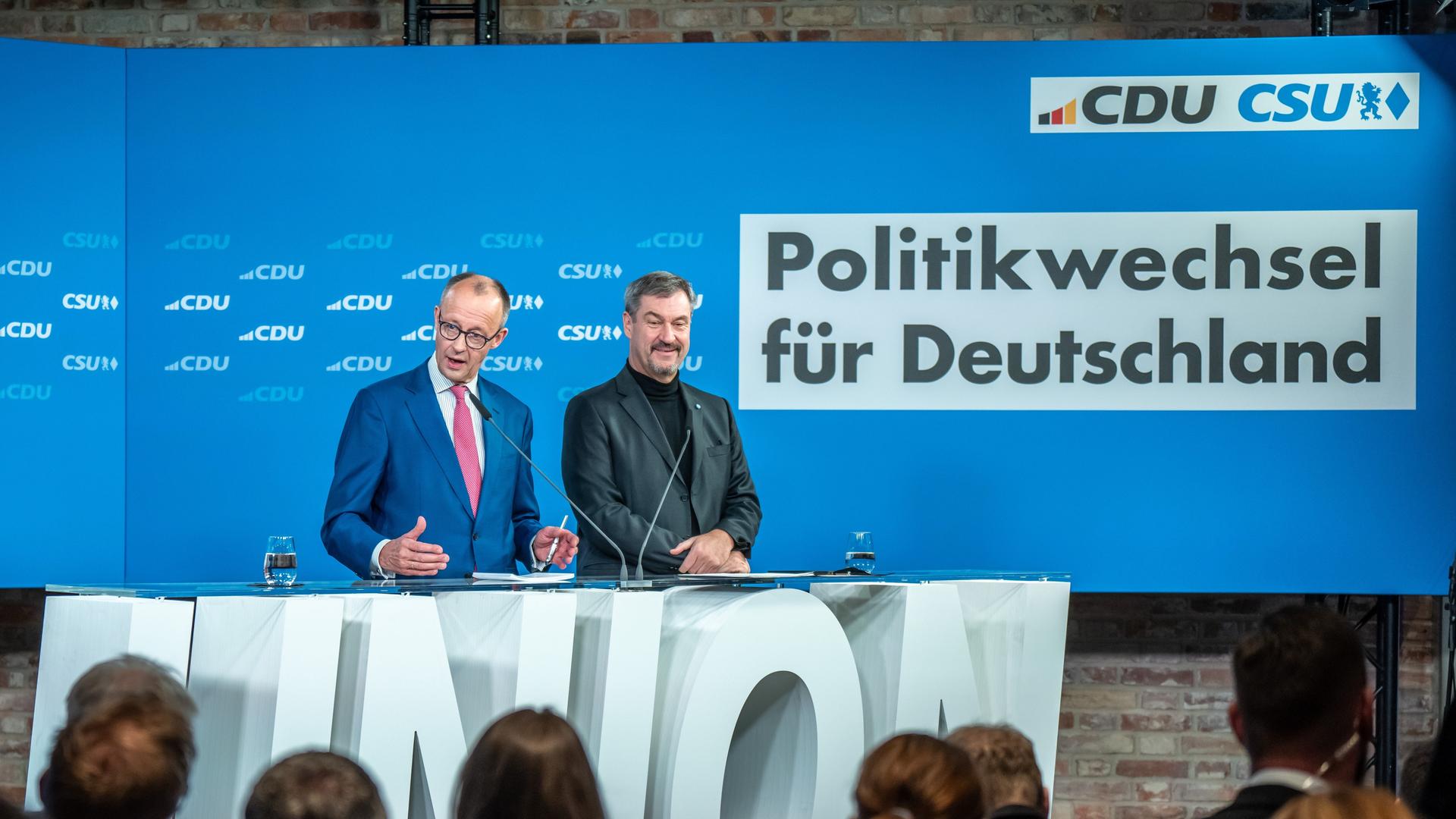 Friedrich Merz, spricht neben Markus Söder bei der Vorstellung des gemeinsamen Wahlprogramms für die Bundestagswahl 2025 nach der Sitzung der Vorstände von CDU und CSU
