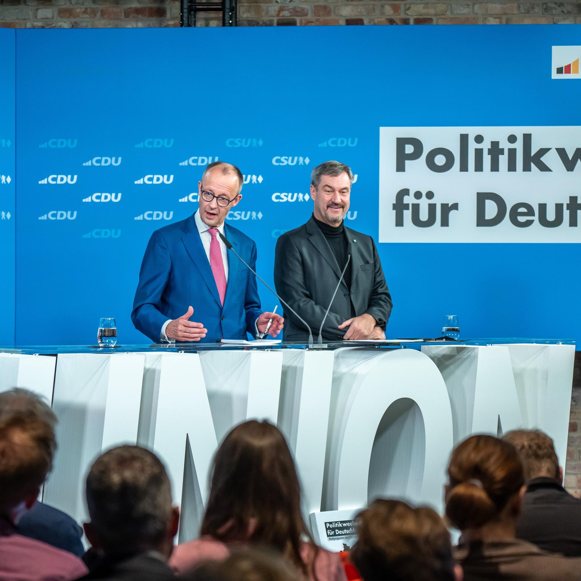 Friedrich Merz, spricht neben Markus Söder bei der Vorstellung des gemeinsamen Wahlprogramms für die Bundestagswahl 2025 nach der Sitzung der Vorstände von CDU und CSU
