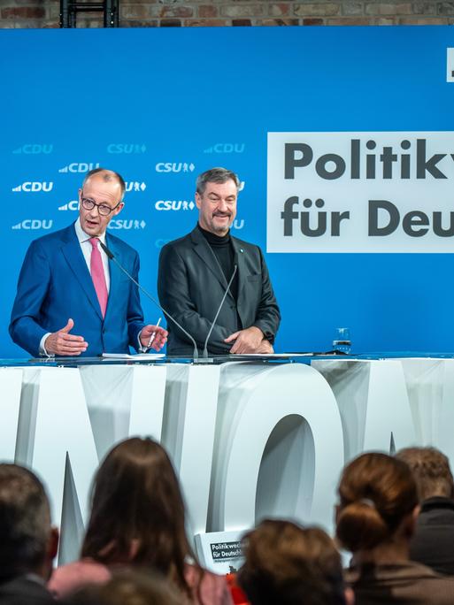 Friedrich Merz, spricht neben Markus Söder bei der Vorstellung des gemeinsamen Wahlprogramms für die Bundestagswahl 2025 nach der Sitzung der Vorstände von CDU und CSU
