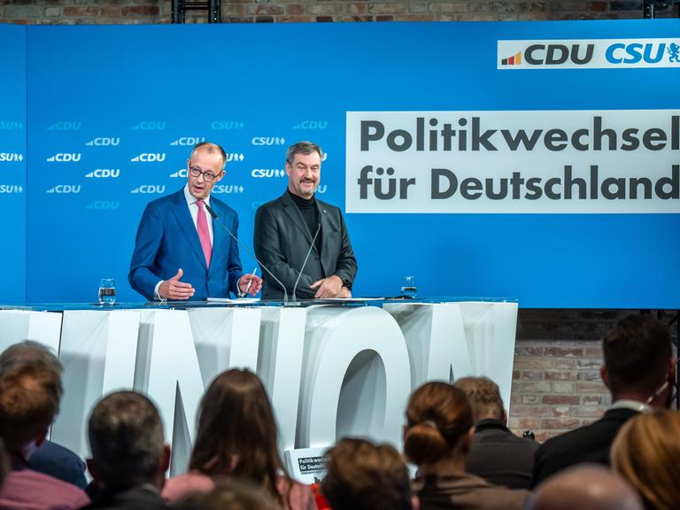 Friedrich Merz, spricht neben Markus Söder bei der Vorstellung des gemeinsamen Wahlprogramms für die Bundestagswahl 2025 nach der Sitzung der Vorstände von CDU und CSU
