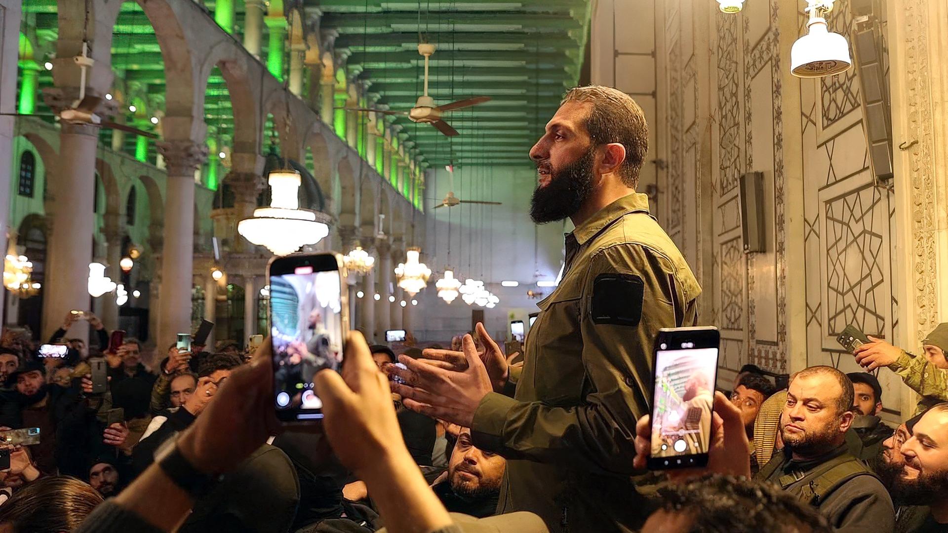 Der islamistische Rebellenführer al-Dschulani hält eine Rede in einer Moschee in Damaskus. 