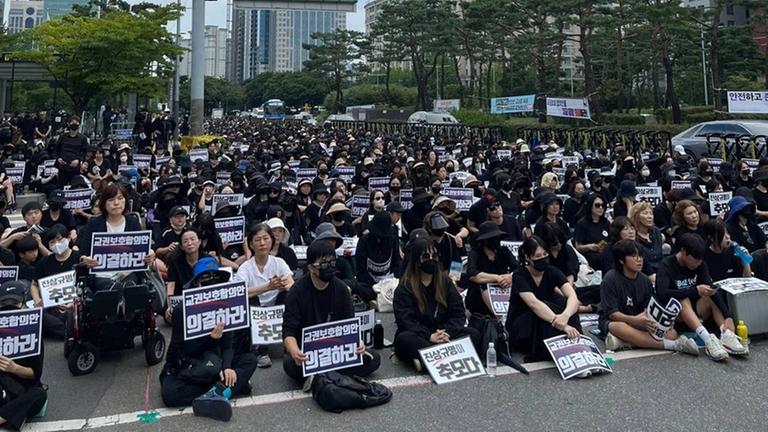 Südkoreanische Lehrer demonstieren in Seoul für die Einhaltung ihrer Rechte. Südkoreanische Lehrer demonstieren in Seoul für die Einhaltung ihrer Rechte.
