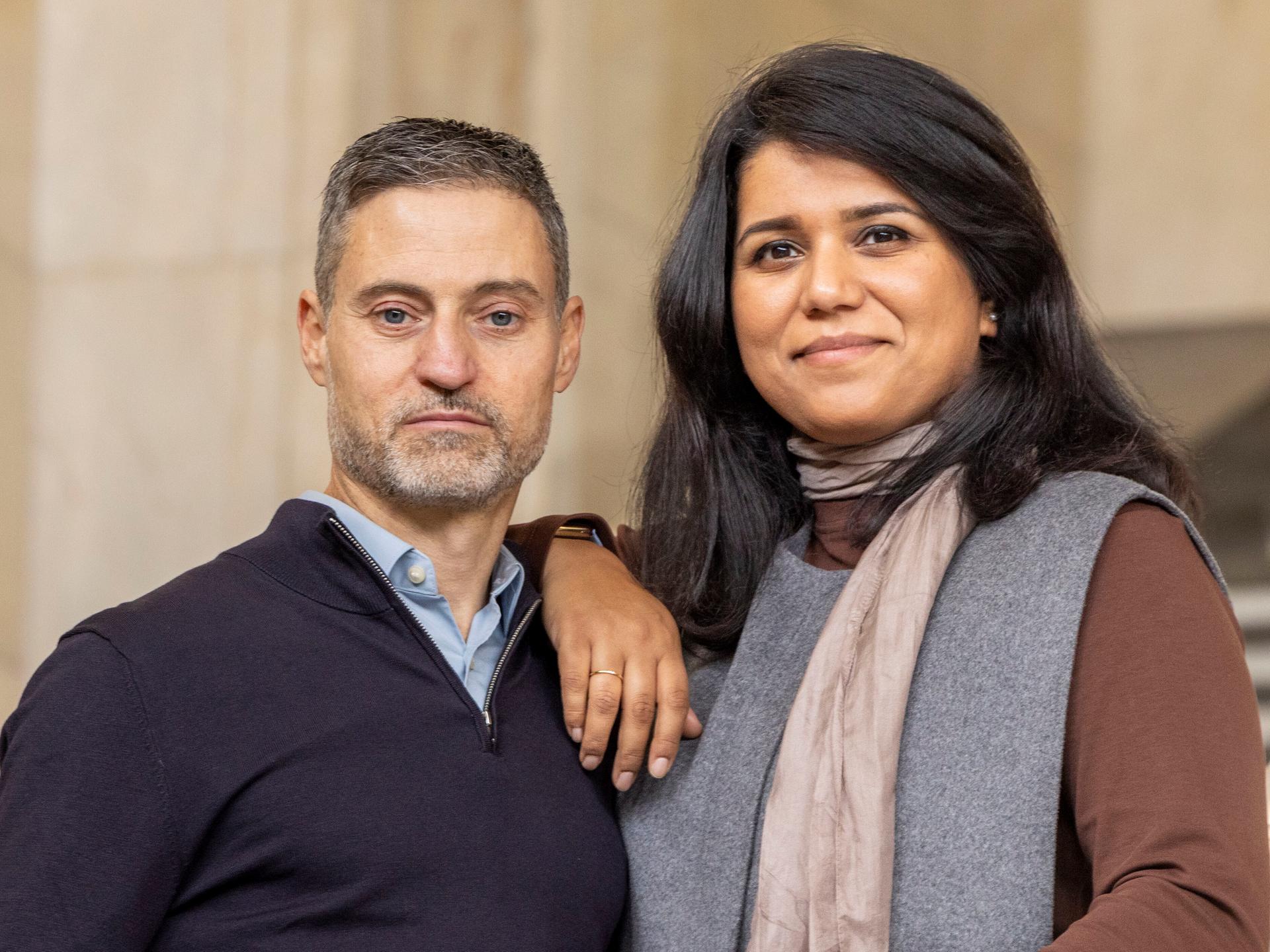 Saba-Nur Cheema lehnt ihren Unterarm auf die Schulter von Meron Mendel. Er schaut ernst in die Kamera, sie lächelt. Saba-Nur Cheema lehnt ihren Unterarm auf die Schulter von Meron Mendel. Er schaut ernst in die Kamera, sie lächelt.