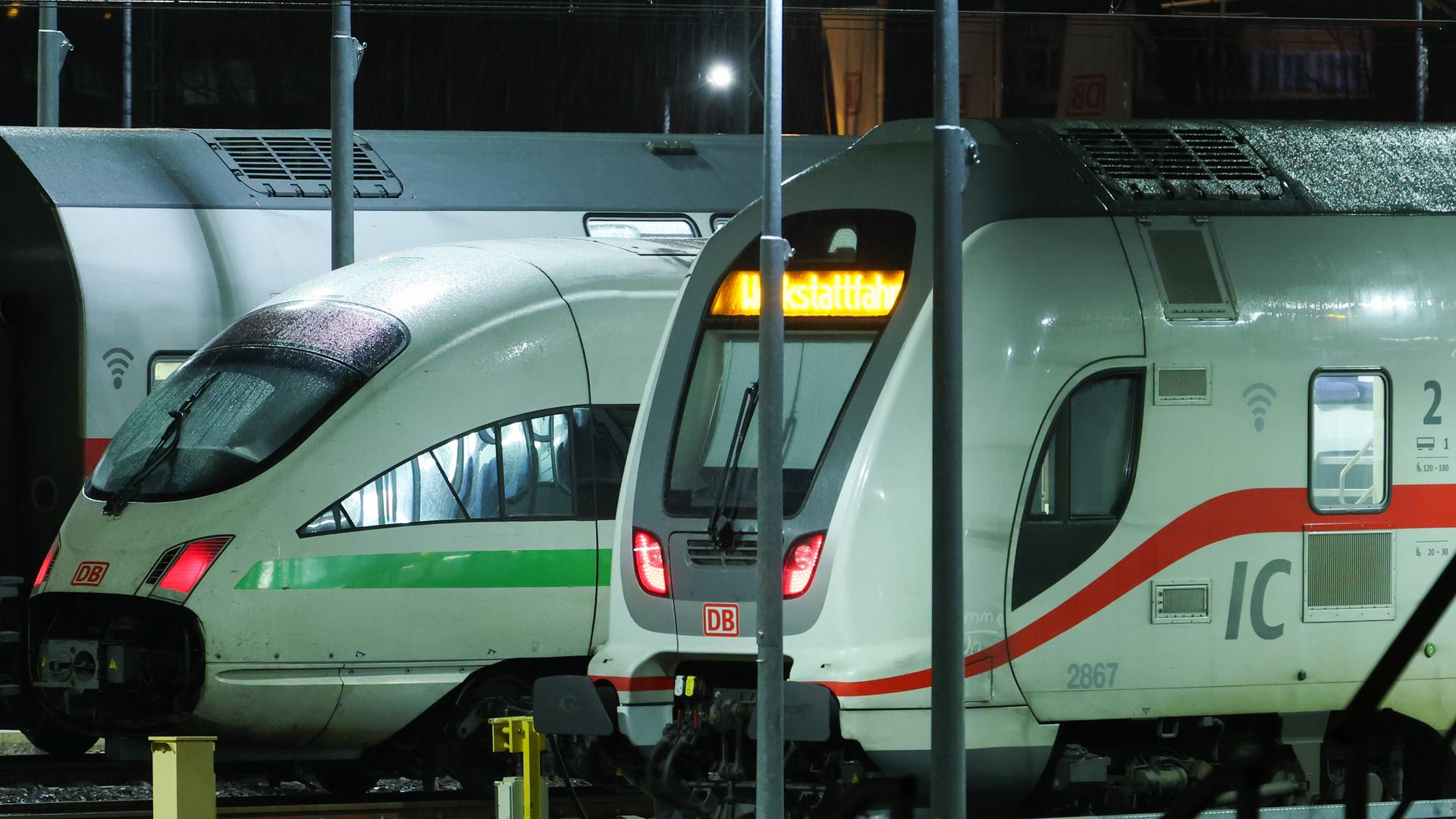 Fernzüge der Deutschen Bahn (ICE und IC) stehen am frühen Morgen auf dem Hauptbahnhof Leipzig.