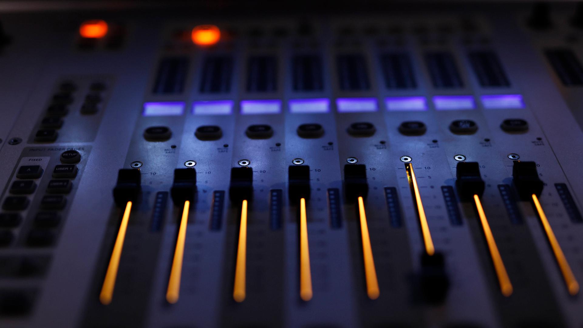 Musikanlage in blau und gelb ausgeleuchtet 