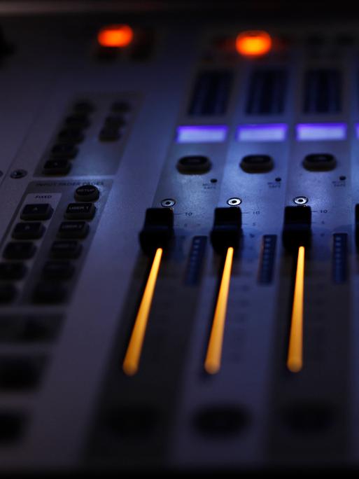 Musikanlage in blau und gelb ausgeleuchtet 