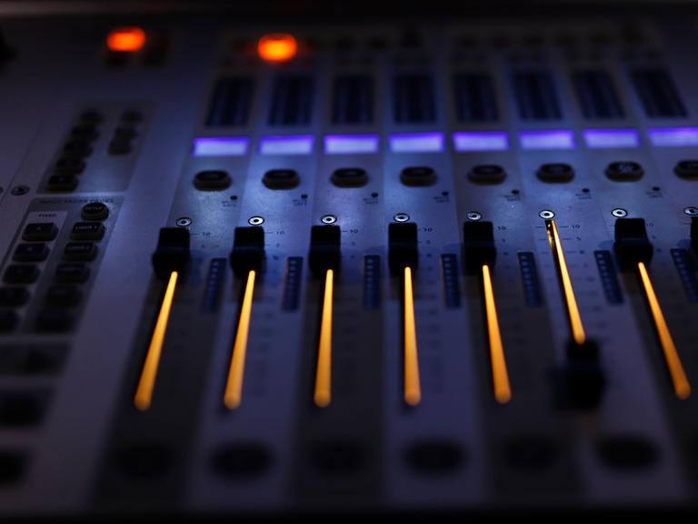Musikanlage in blau und gelb ausgeleuchtet 