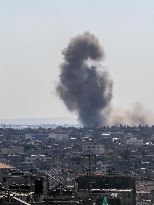 Rauch steigt auf am Horizont nach einem israelischem Luftschlag auf Rafah in Gaza. 