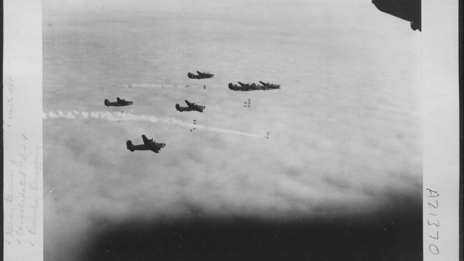 Schwarz-weiß-Aufnahme einer Formation von B-24-Fliegern des US-Herstellers Consolidated Aircraft über der thüringischen Stadt Gera. Geschätztes Datum: 23. Februar 1945
