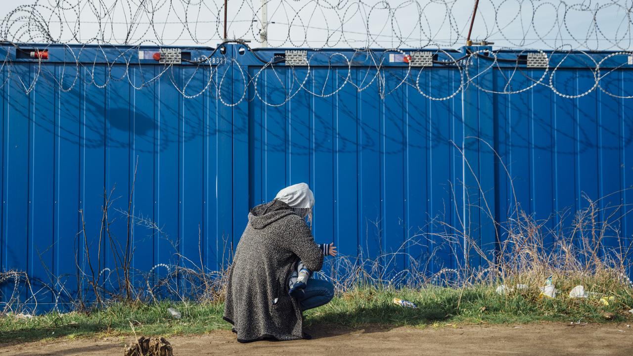 Eine syrische Flüchtlingsfamilie im Durchgangslager Kelebija kurz vor der Überquerung der Grenze nach Ungarn (Symbolbild)