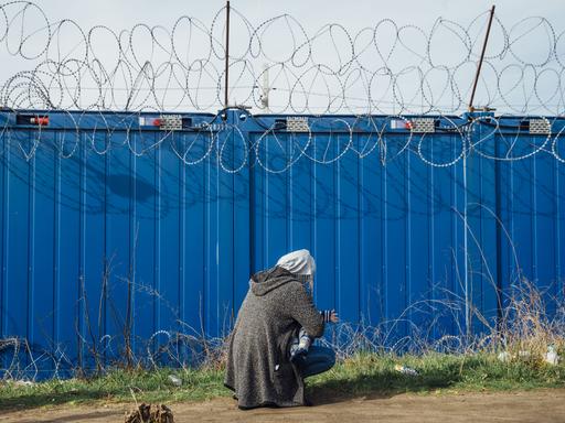 Eine syrische Flüchtlingsfamilie im Durchgangslager Kelebija kurz vor der Überquerung der Grenze nach Ungarn (Symbolbild) Eine syrische Flüchtlingsfamilie im Durchgangslager Kelebija kurz vor der Überquerung der Grenze nach Ungarn (Symbolbild)