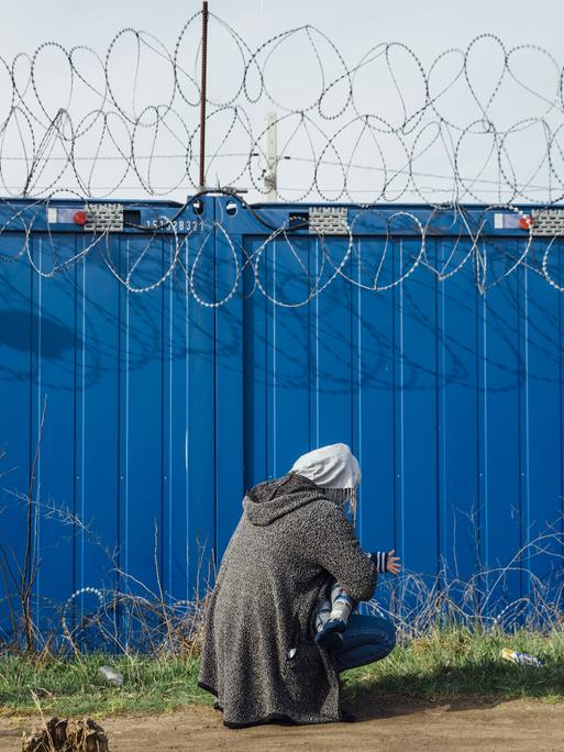 Eine syrische Flüchtlingsfamilie im Durchgangslager Kelebija kurz vor der Überquerung der Grenze nach Ungarn (Symbolbild) Eine syrische Flüchtlingsfamilie im Durchgangslager Kelebija kurz vor der Überquerung der Grenze nach Ungarn (Symbolbild)