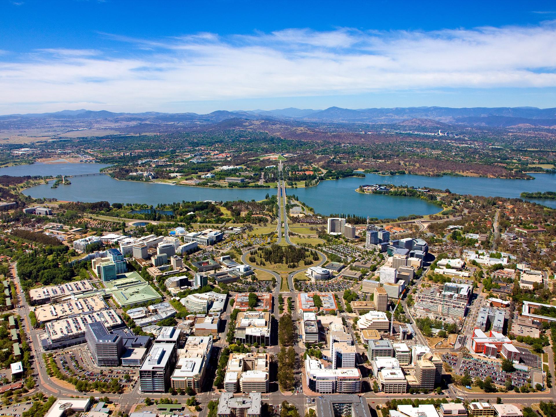 Blick über Teile der australischen Stadt Canberra.