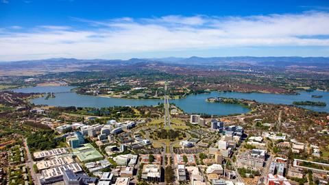 Blick über Teile der australischen Stadt Canberra.