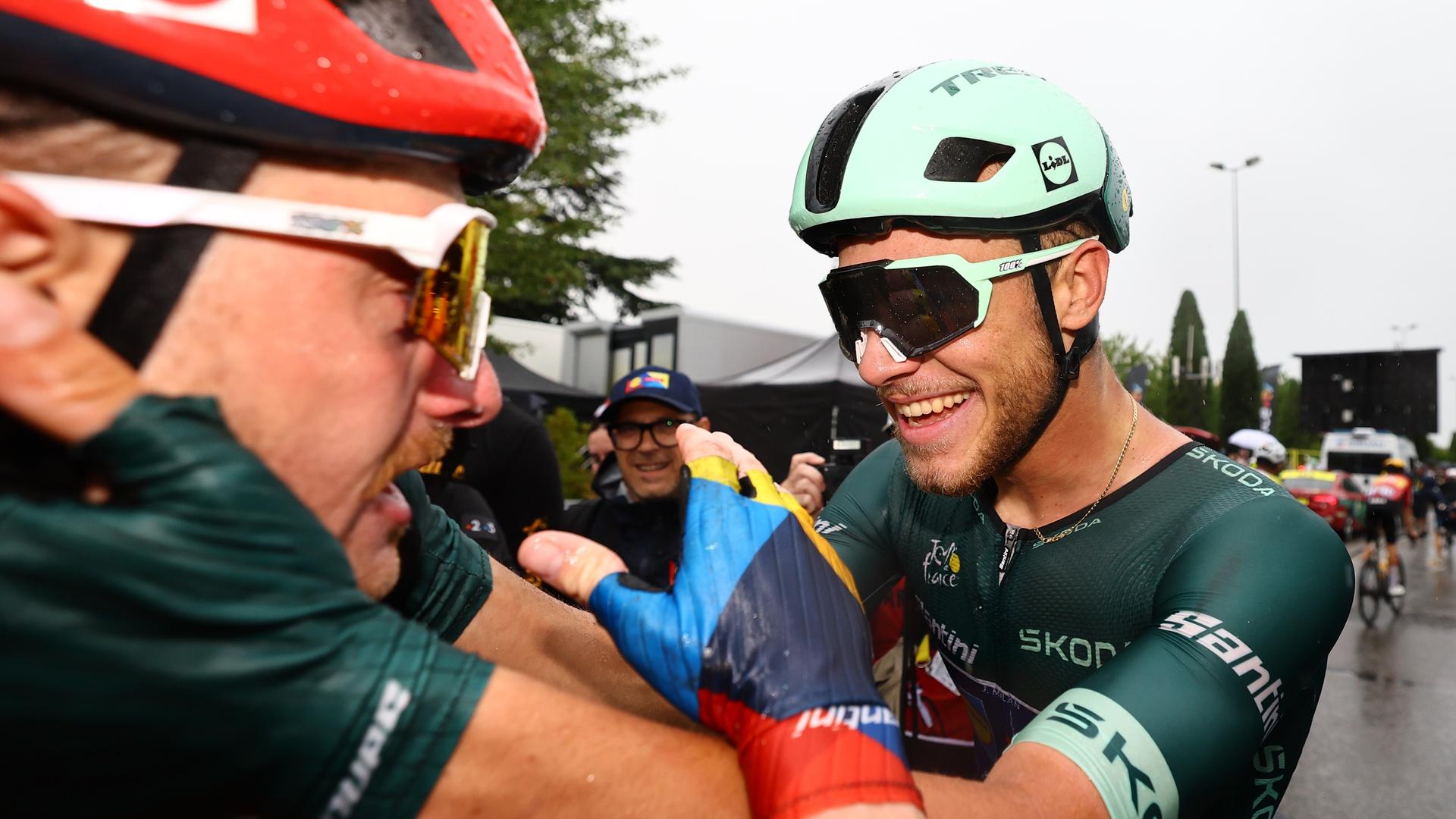 Radprofi Jonathan Milan freut sich nach seinem Sieg der 17. Etappe der Tour de France.