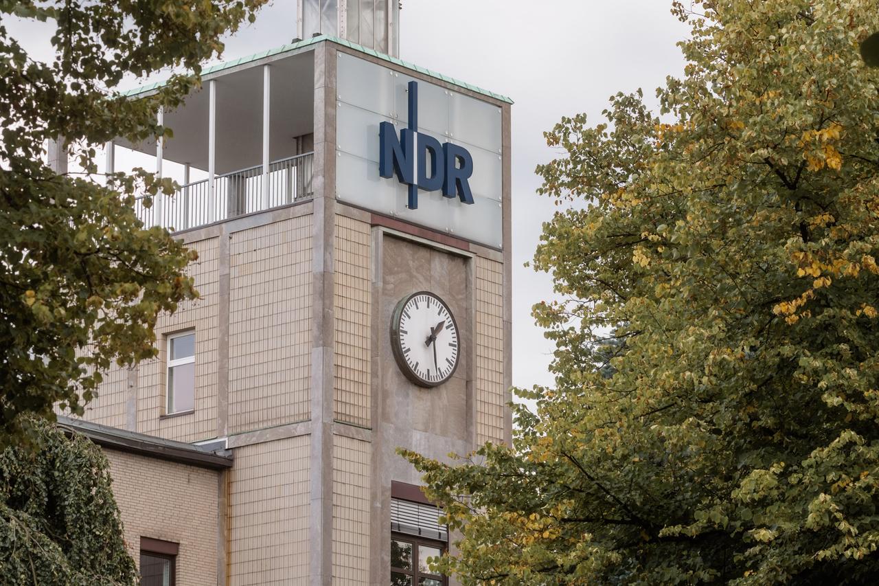 Der Schriftzug NDR steht an einem Turm des NDR an der Rothenbaumchaussee