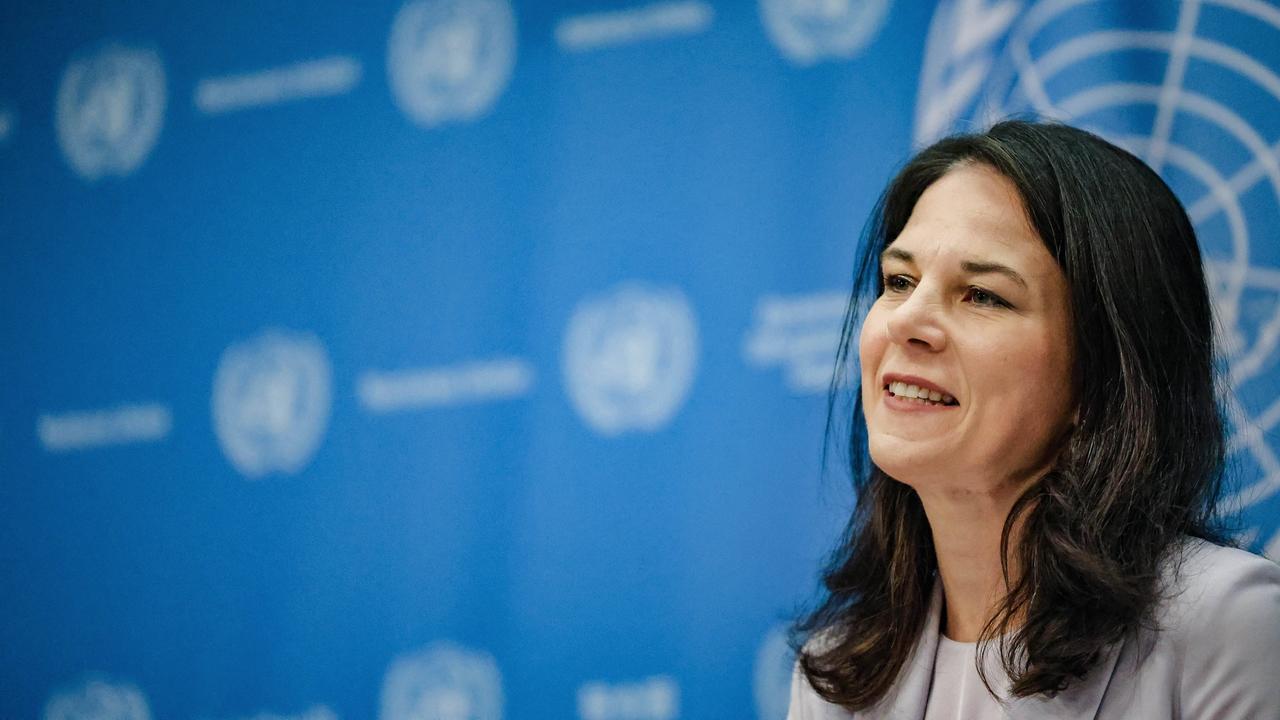 Annalena Baerbock lächelt bei einer Pressekonferenz in die Kamera. Sie informiert ihrer Funktion als Präsidentin der UN-Generalversammlung die Presse. Annalena Baerbock lächelt bei einer Pressekonferenz in die Kamera. Sie informiert ihrer Funktion als Präsidentin der UN-Generalversammlung die Presse.