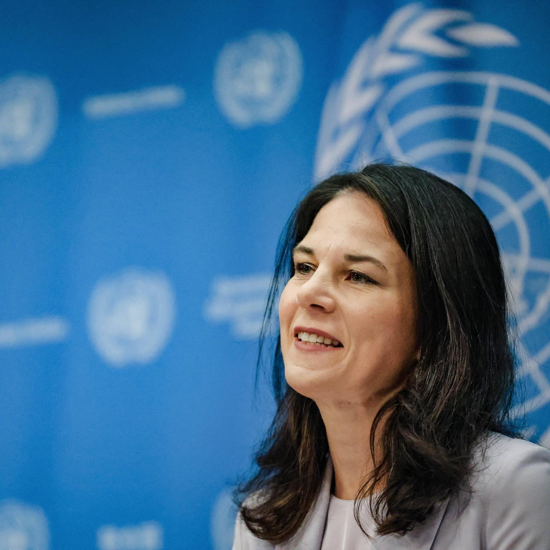 Annalena Baerbock lächelt bei einer Pressekonferenz in die Kamera. Sie informiert ihrer Funktion als Präsidentin der UN-Generalversammlung die Presse.