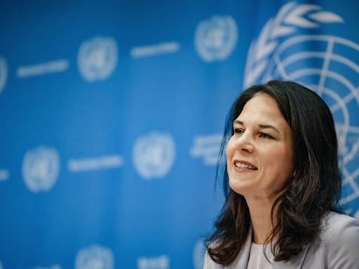 Annalena Baerbock lächelt bei einer Pressekonferenz in die Kamera. Sie informiert ihrer Funktion als Präsidentin der UN-Generalversammlung die Presse.