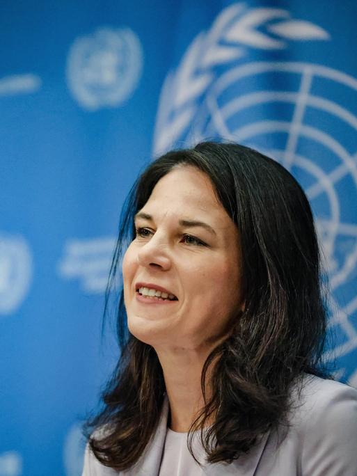 Annalena Baerbock lächelt bei einer Pressekonferenz in die Kamera. Sie informiert ihrer Funktion als Präsidentin der UN-Generalversammlung die Presse.
