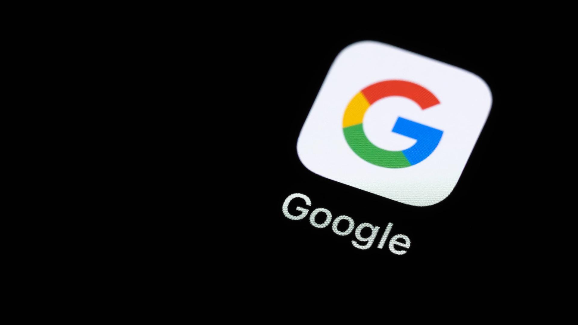 Das Logo des US-Amerikanischen Unternehmens Google ist als App-Icon auf dem Display eines iPhones zu sehen.