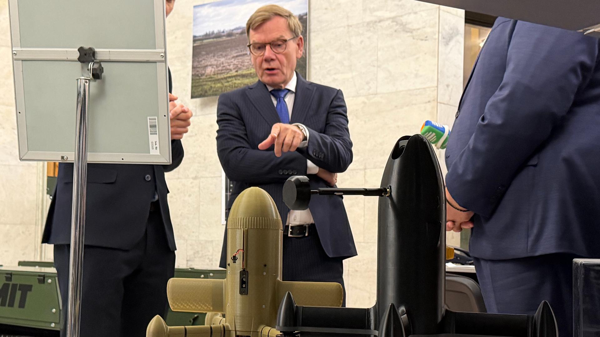 Bundesaußenminister Johann Wadephul zeigt auf eine Drohne, die vor ihm steht. Bundesaußenminister Johann Wadephul zeigt auf eine Drohne, die vor ihm steht.