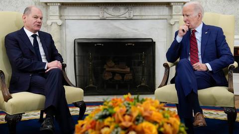 US-Präsident Joe Biden und Bundeskanzler Olaf Scholz sitzen in Washington zusammen.