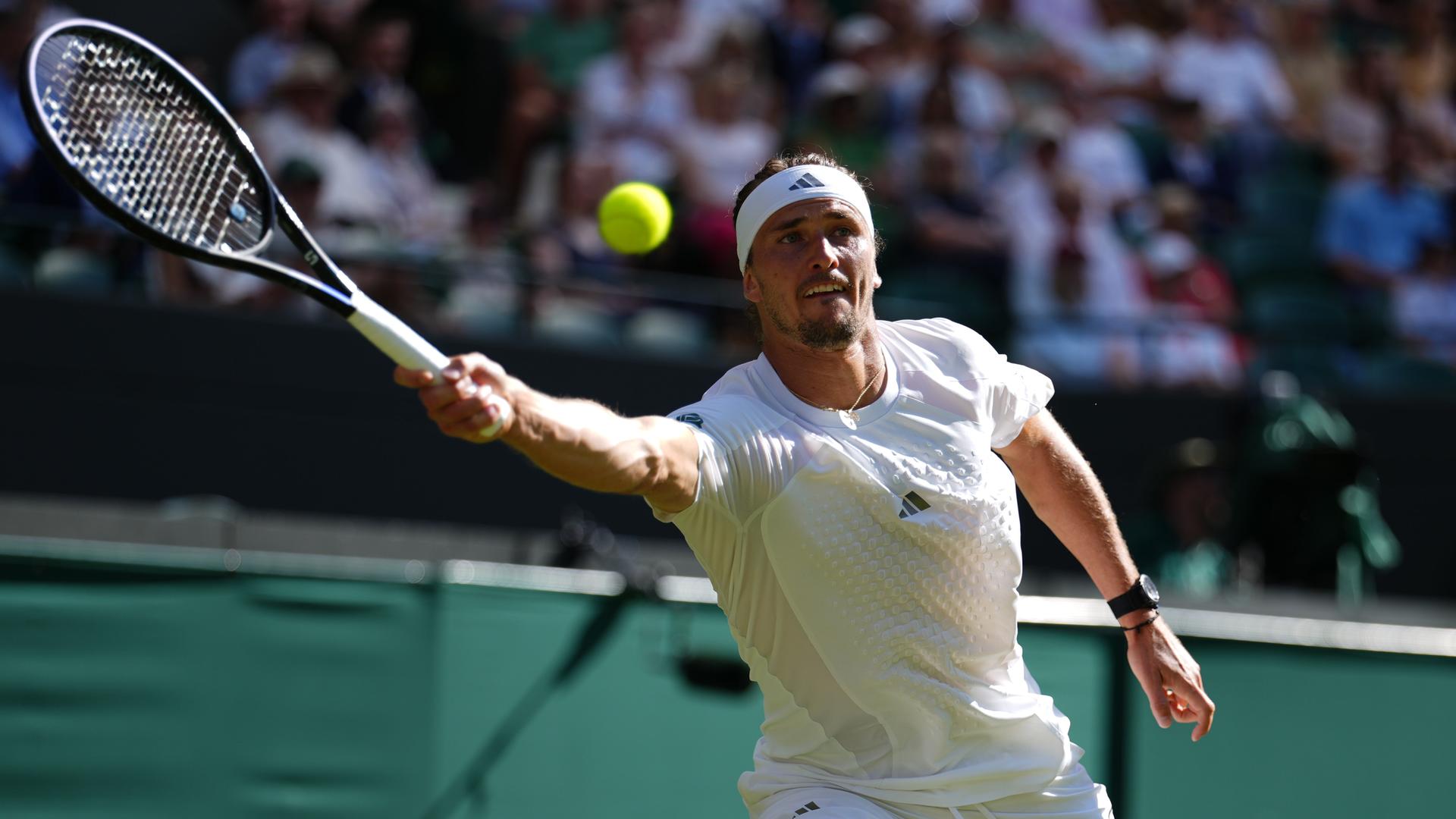 Alexander Zverev schlägt einen Ball.