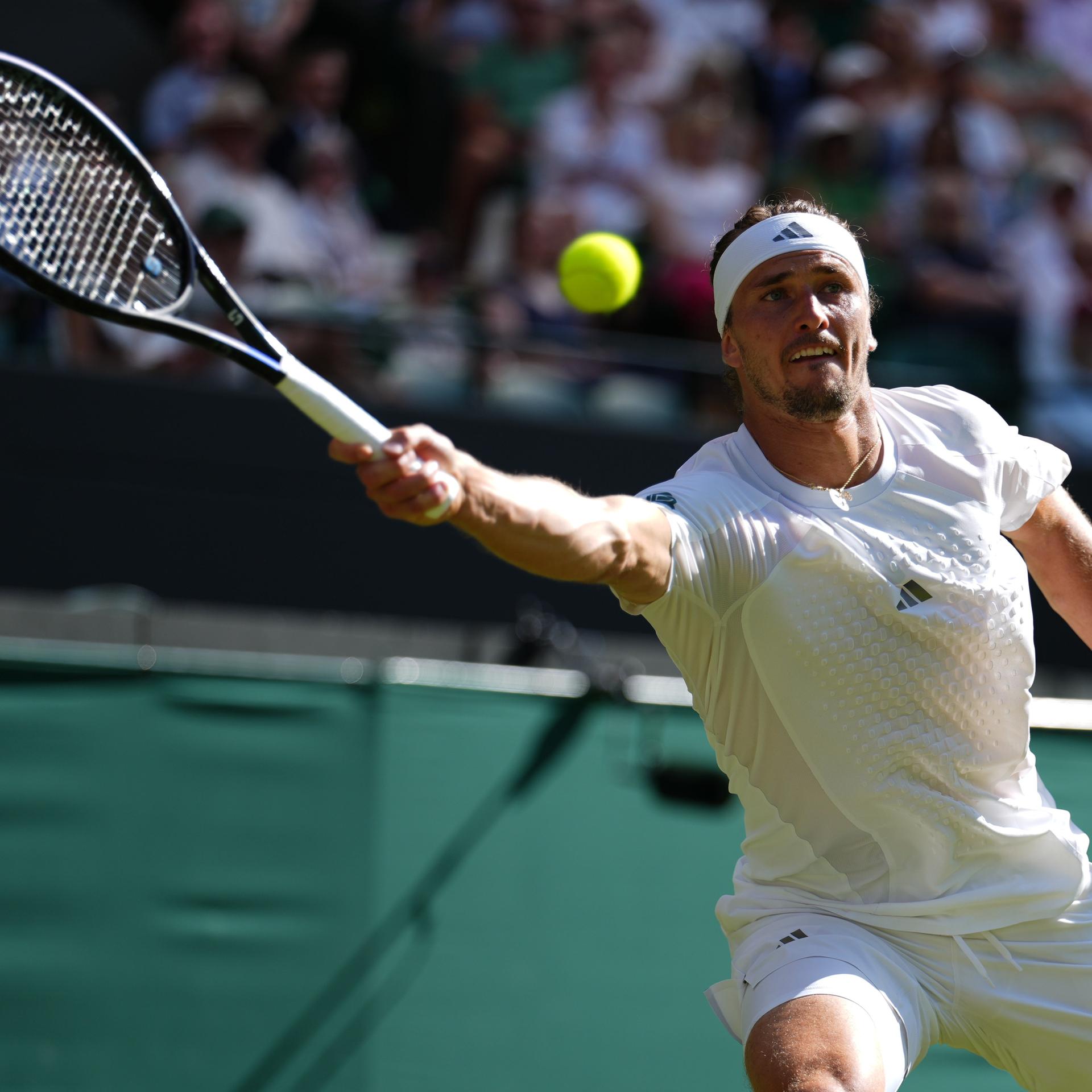 Alexander Zverev schlägt einen Ball.