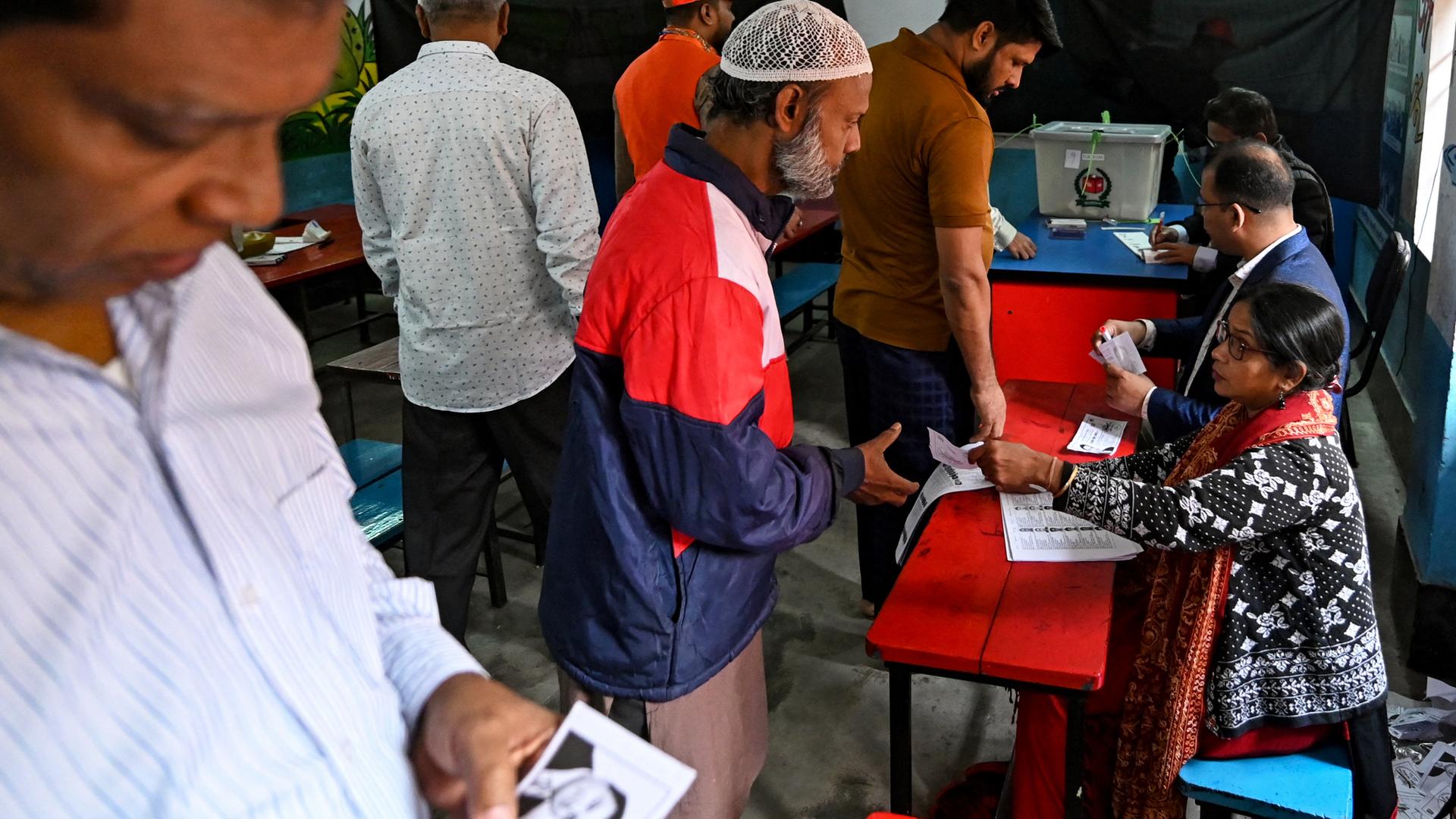 Menschen im Wahllokal bei der Parlamentswahl in Bangladesch, hier in der Hauptstadt Dhaka. Menschen im Wahllokal bei der Parlamentswahl in Bangladesch, hier in der Hauptstadt Dhaka.