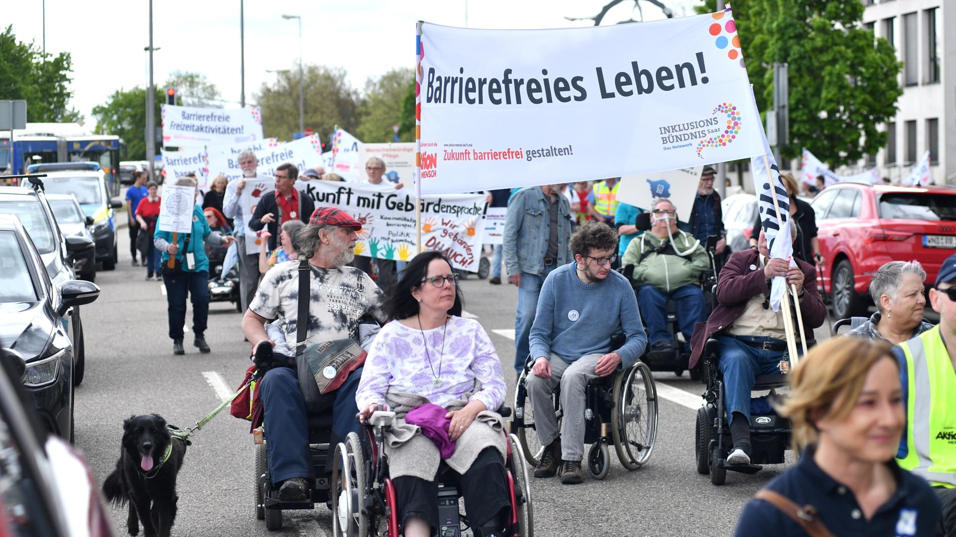 Eine Demo in Saarbrücken mit Rollstuhlfahrern. Eine Demo in Saarbrücken mit Rollstuhlfahrern.