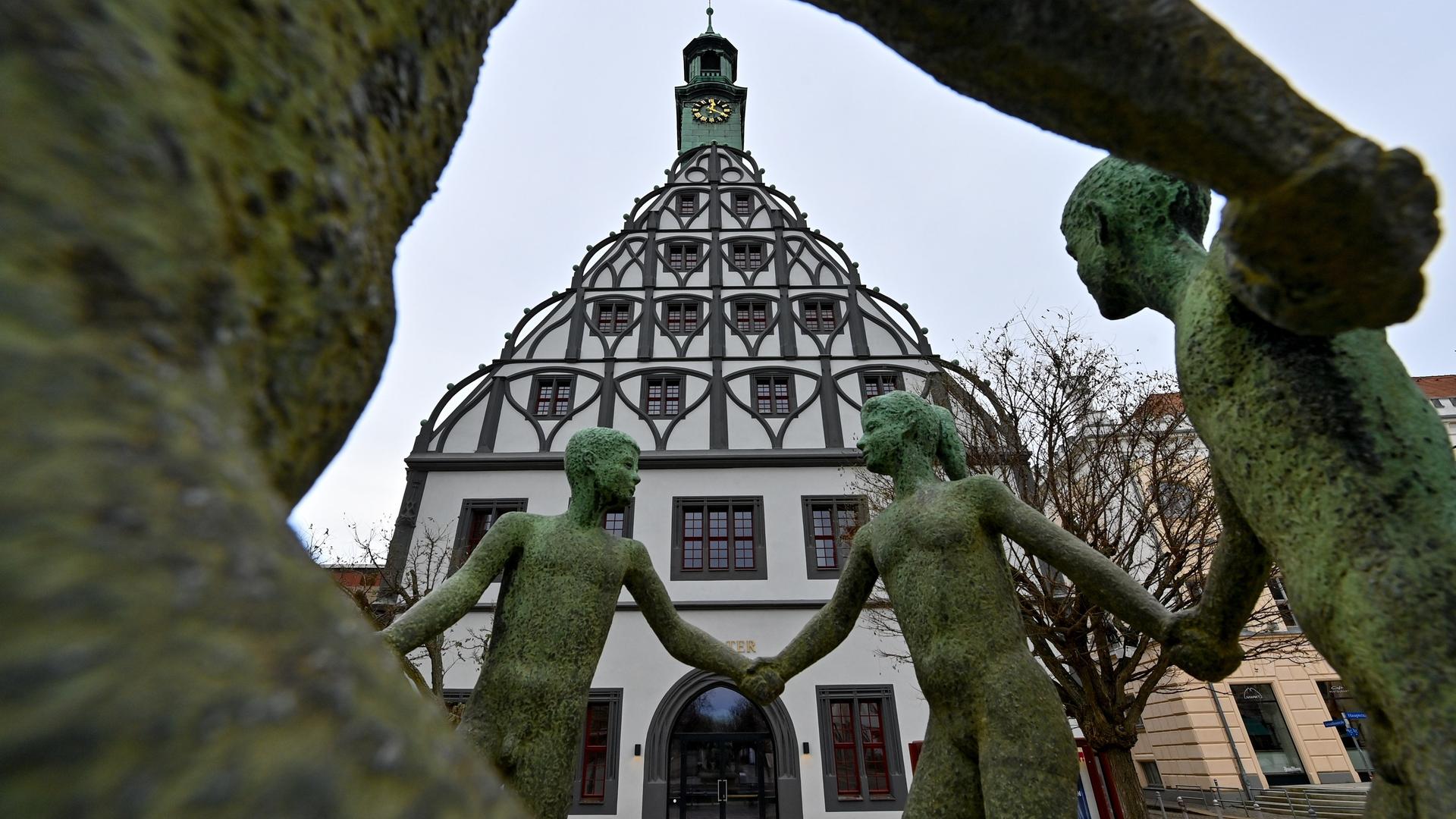 Die sanierte Fassade des Gewandhauses ist zwischen den Figuren des Brunnens "Spielende Kinder" von Bildhauer Berthold Dietz zu sehen. eit Beginn des 19. Jahrhunderts ist das Gewandhaus Spielstätte des Theaters. Die sanierte Fassade des Gewandhauses ist zwischen den Figuren des Brunnens "Spielende Kinder" von Bildhauer Berthold Dietz zu sehen. eit Beginn des 19. Jahrhunderts ist das Gewandhaus Spielstätte des Theaters.