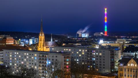 Blick über das Zentrum von Chemnitz mit der Petrikirche zum stillgelegten 302 Meter hohen Schornstein des Heizkraftwerkes. 
.
