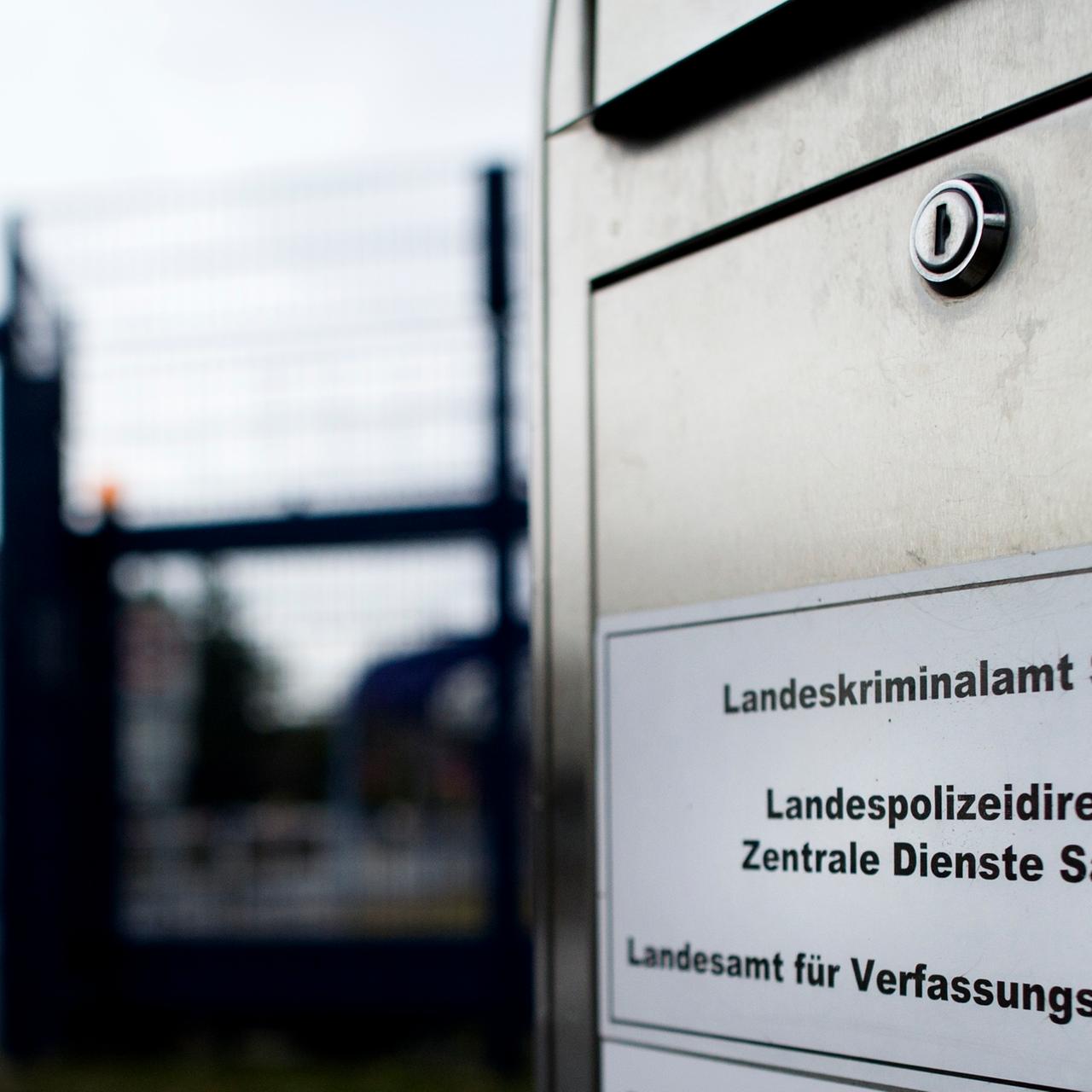 Ein Briefkasten vor dem Behördenareal Dresden mit der Aufschrift Landeskriminalamt Sachsen.