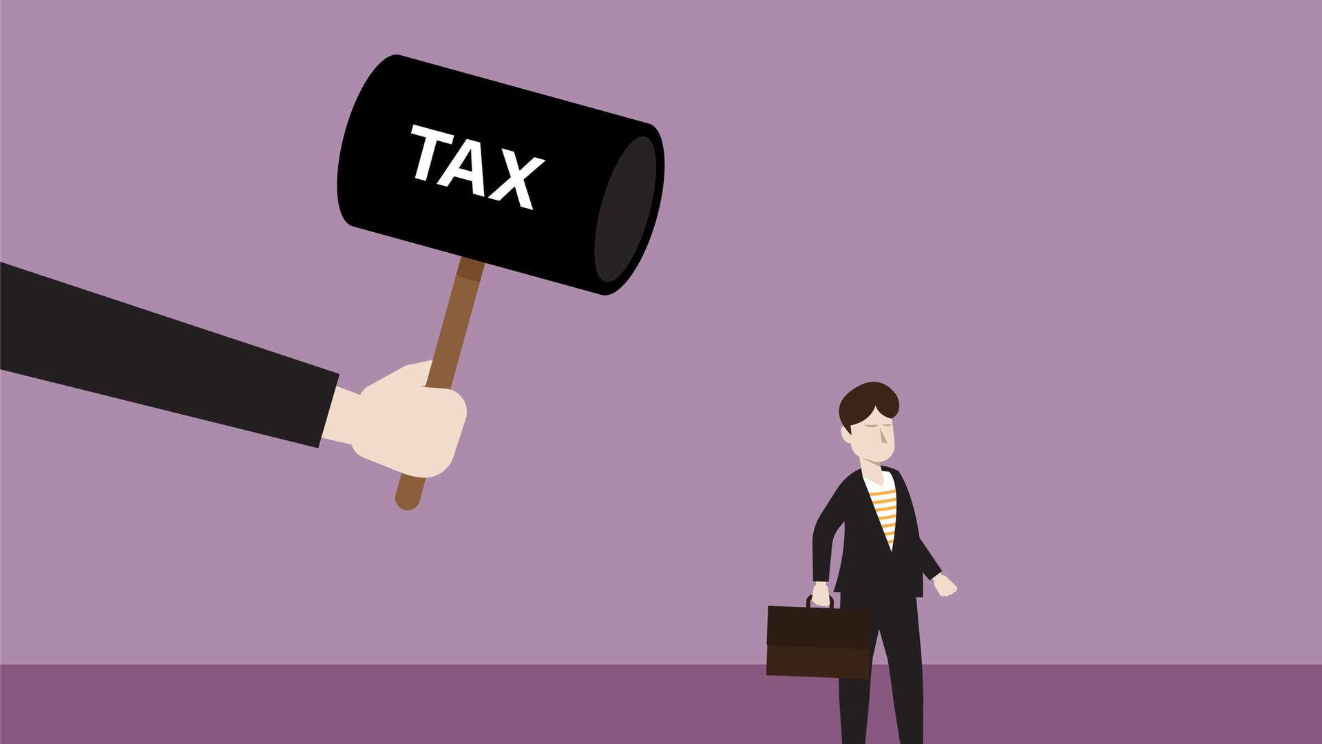 Ilustration: Ein Geschäftsmann mit Aktentasche unter einem Arm mit Hammer und der Aufschrifft "Tax".
