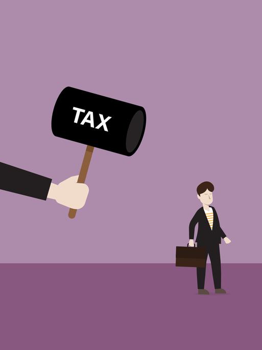 Ilustration: Ein Geschäftsmann mit Aktentasche unter einem Arm mit Hammer und der Aufschrifft "Tax".

