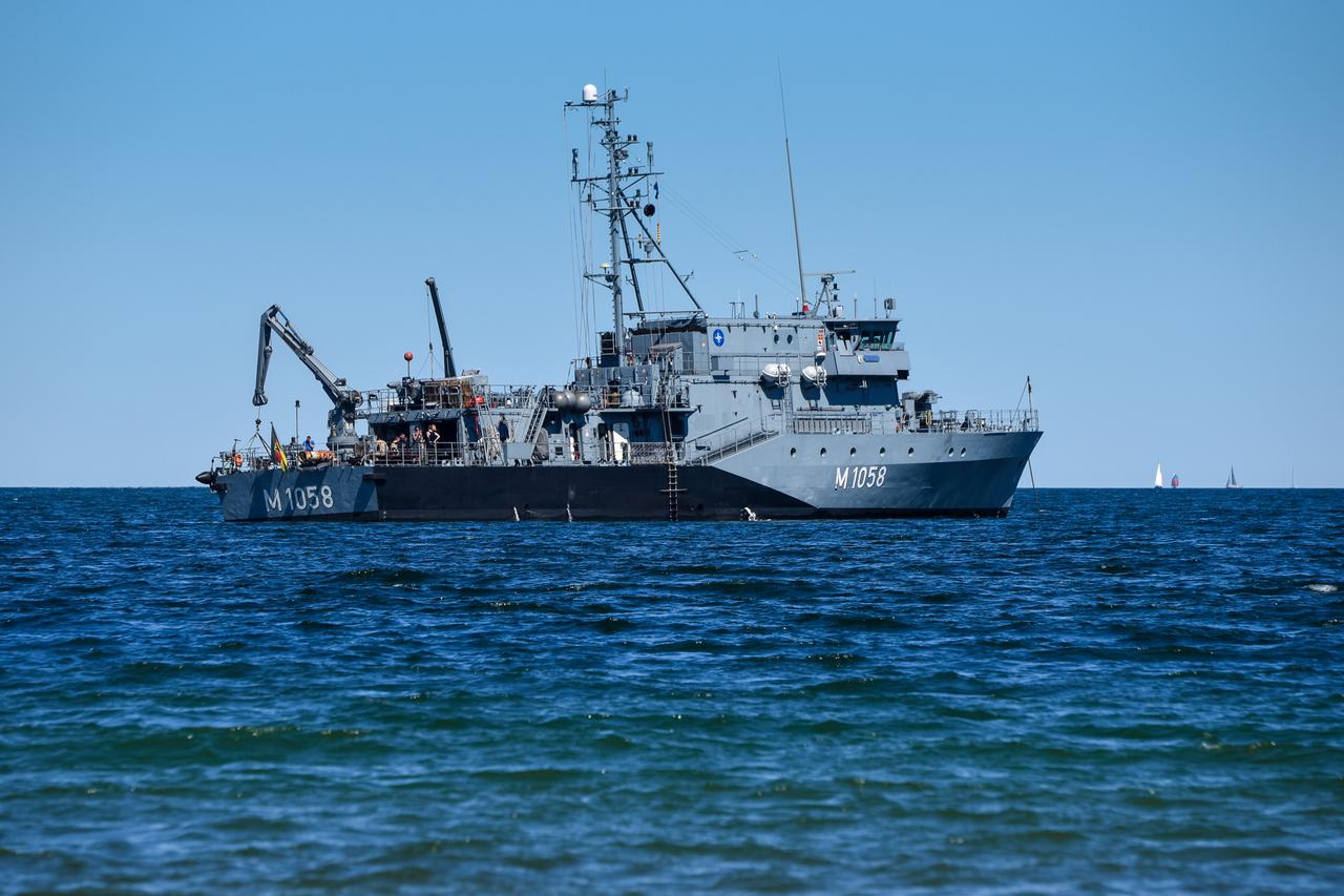 Das Minenjagdboot Fulda auf dem Meer.