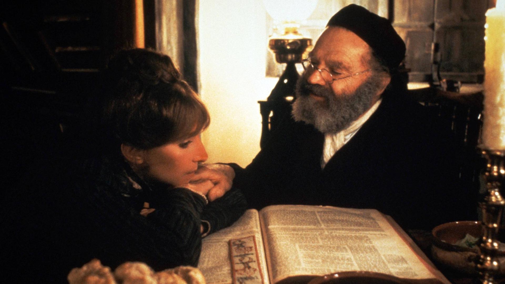 Eine Frau liest die Tora in dem  Film Yentl. 