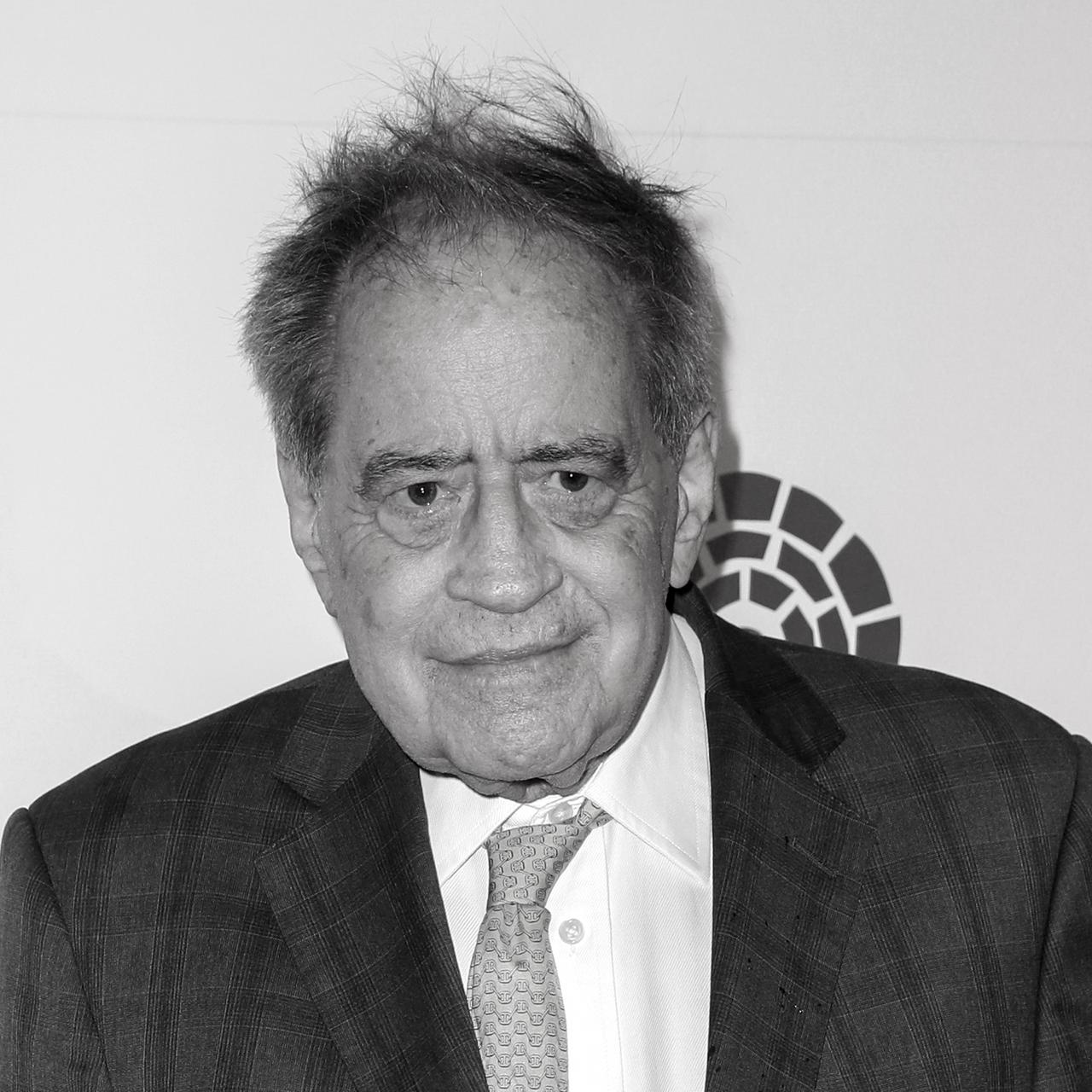 Das Schwarz-Weiß-Bild zeigt einen hochbetagten Arthur Cohn im Porträt.