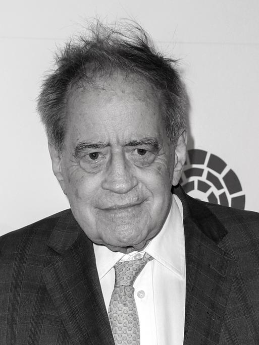 Das Schwarz-Weiß-Bild zeigt einen hochbetagten Arthur Cohn im Porträt.